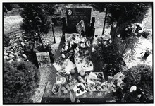 107935 Afbeelding van het graf van een zigeunermeisje op de R.K. Begraafplaats St. Barbara (Prinsesselaan 2) te ...